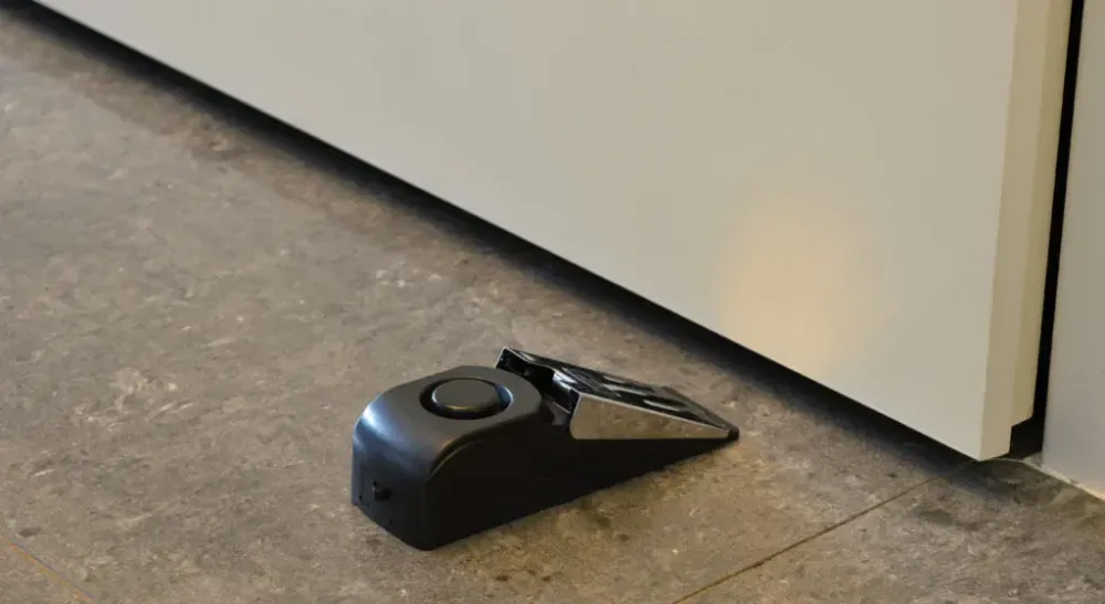 Alarm wedge doorstop